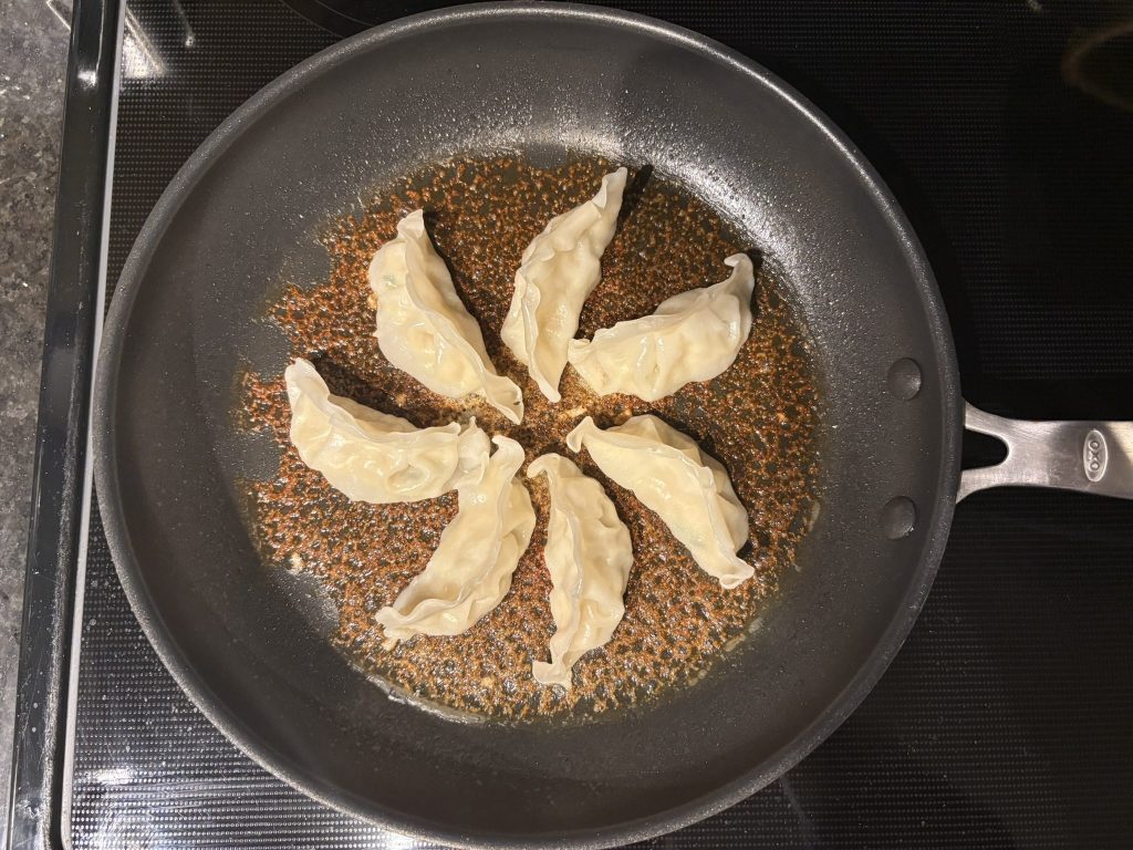 Hane gyoza in the pan