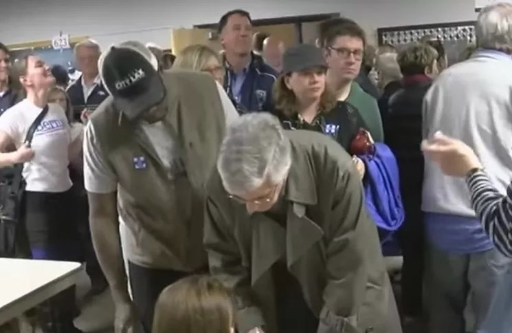 Reader: We Should Scrap Caucuses and Use Open Primaries