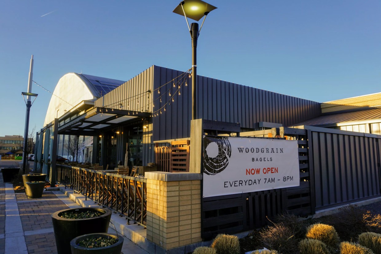 Woodgrain Bagels Fires Up Pizza and Chicken in New Lowry Location