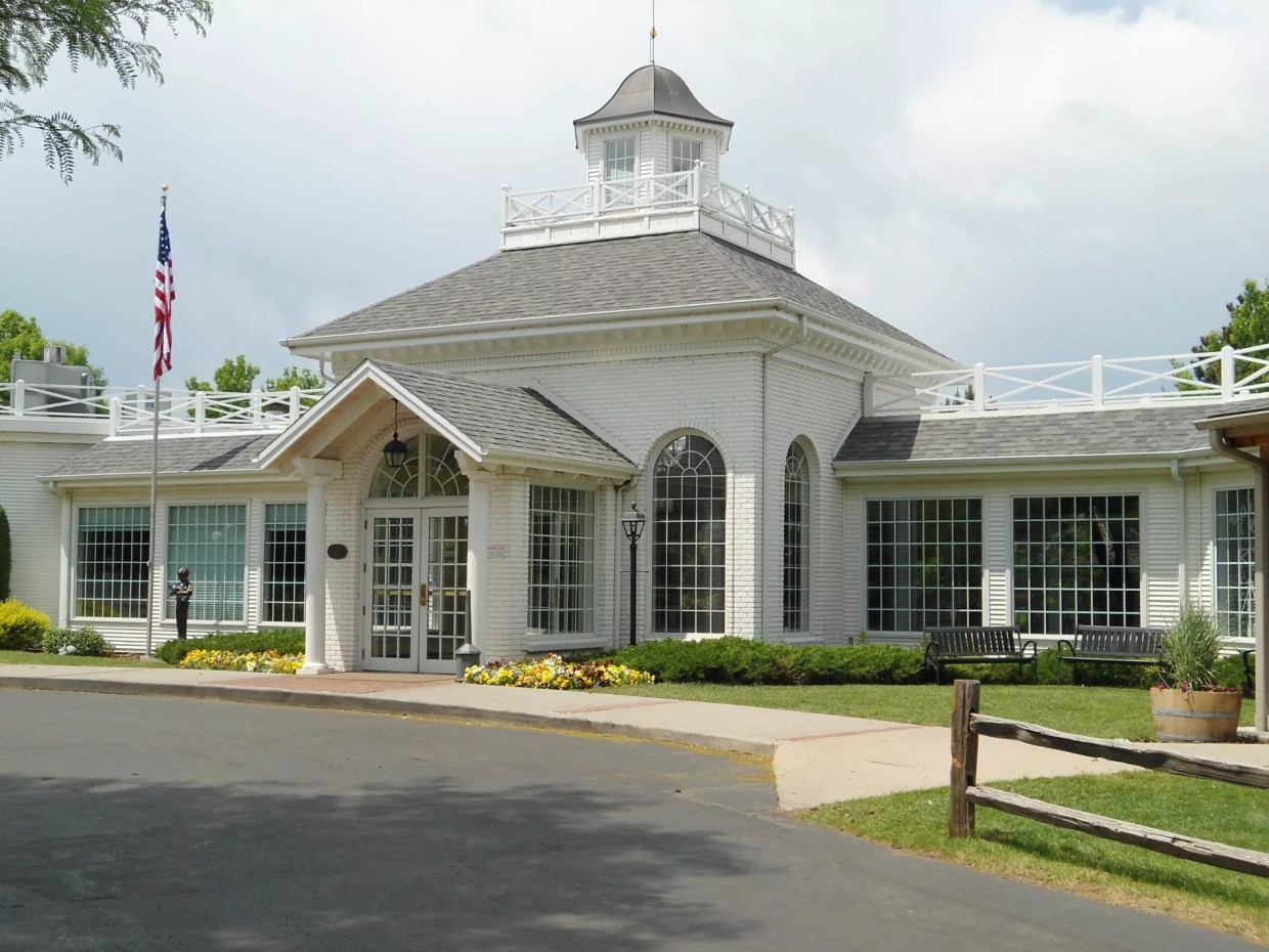White Fence Farm Will Close After 45 Years, 5 Million Chicken Dinners