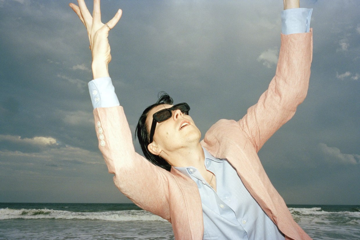 Alex Cameron Plays Himself