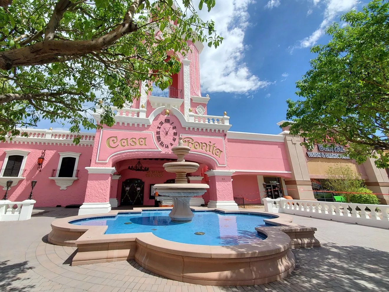 casa bonita outside fountain