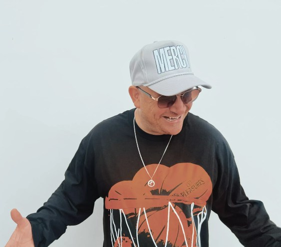 a man in a white hat