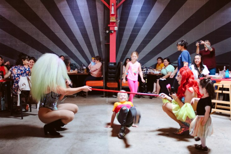 drag queens do limbo with kids