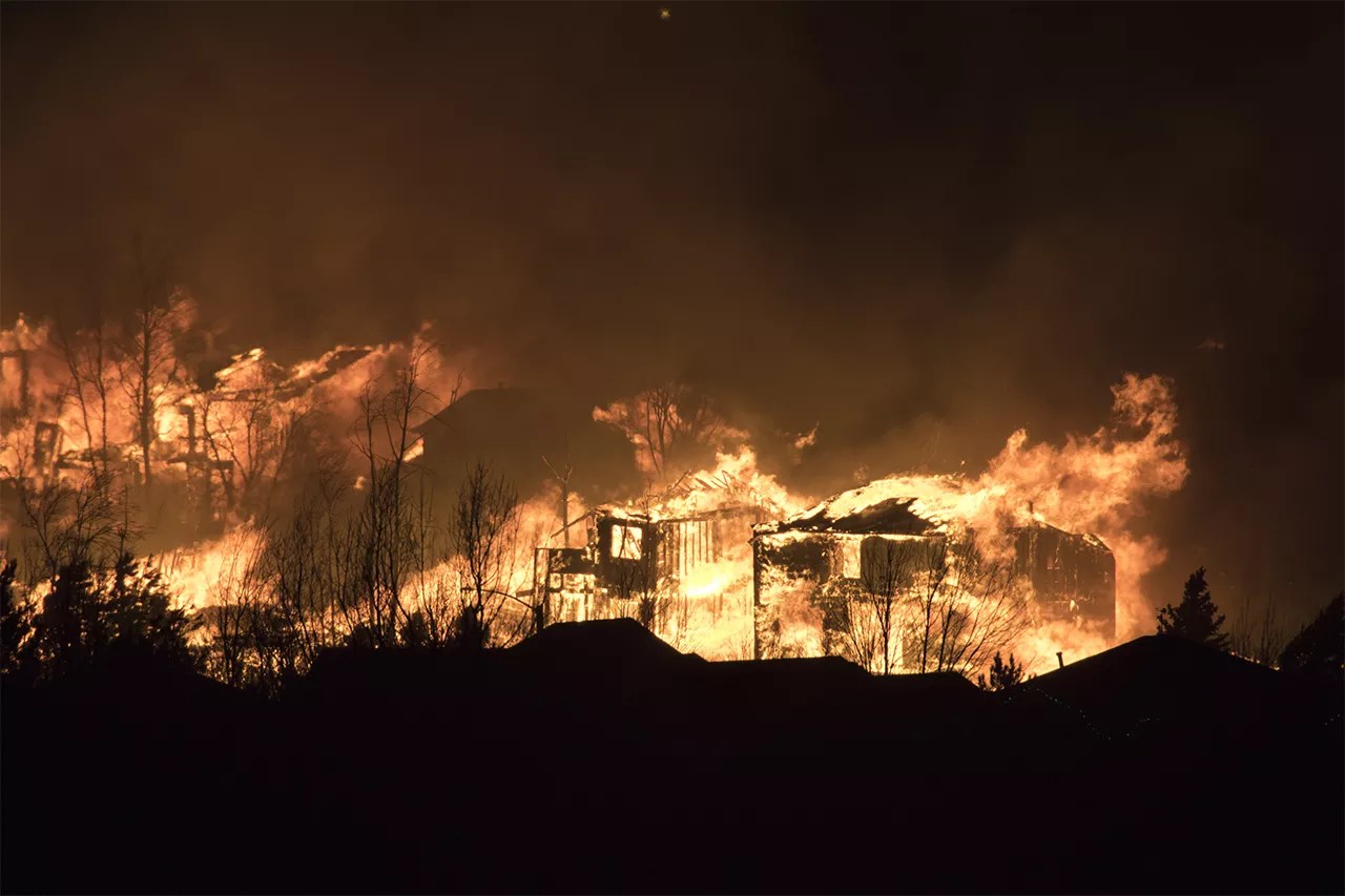 colorado wildfire burning building