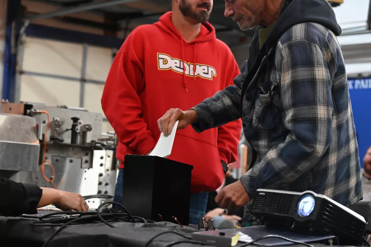 Two residents vote for the RNO president and vice president.