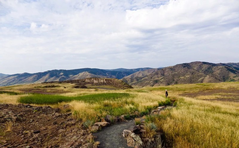 Panoramic mountain views on top of grassy North Table in Golden