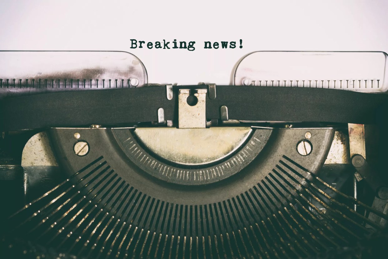 typewriter with breaking news message