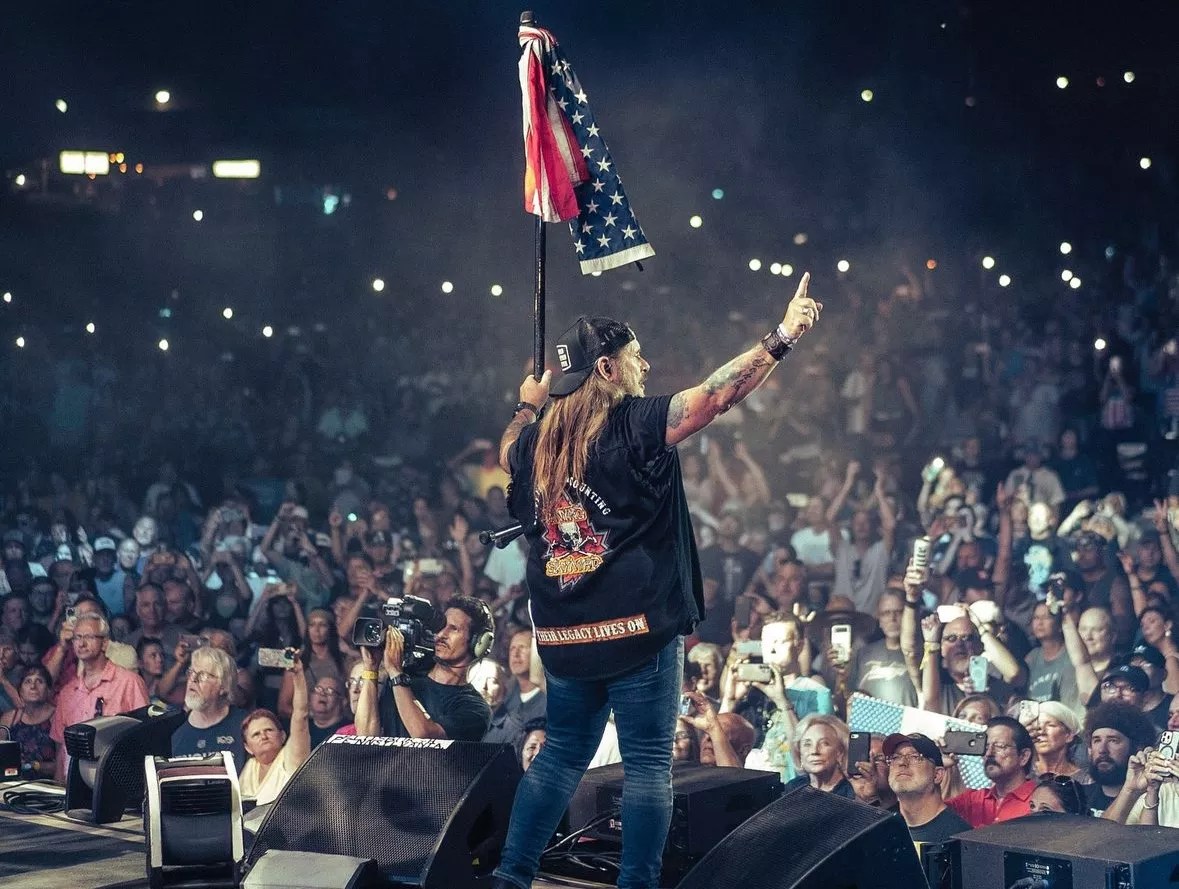 lynyrd skynyrd singer on stage