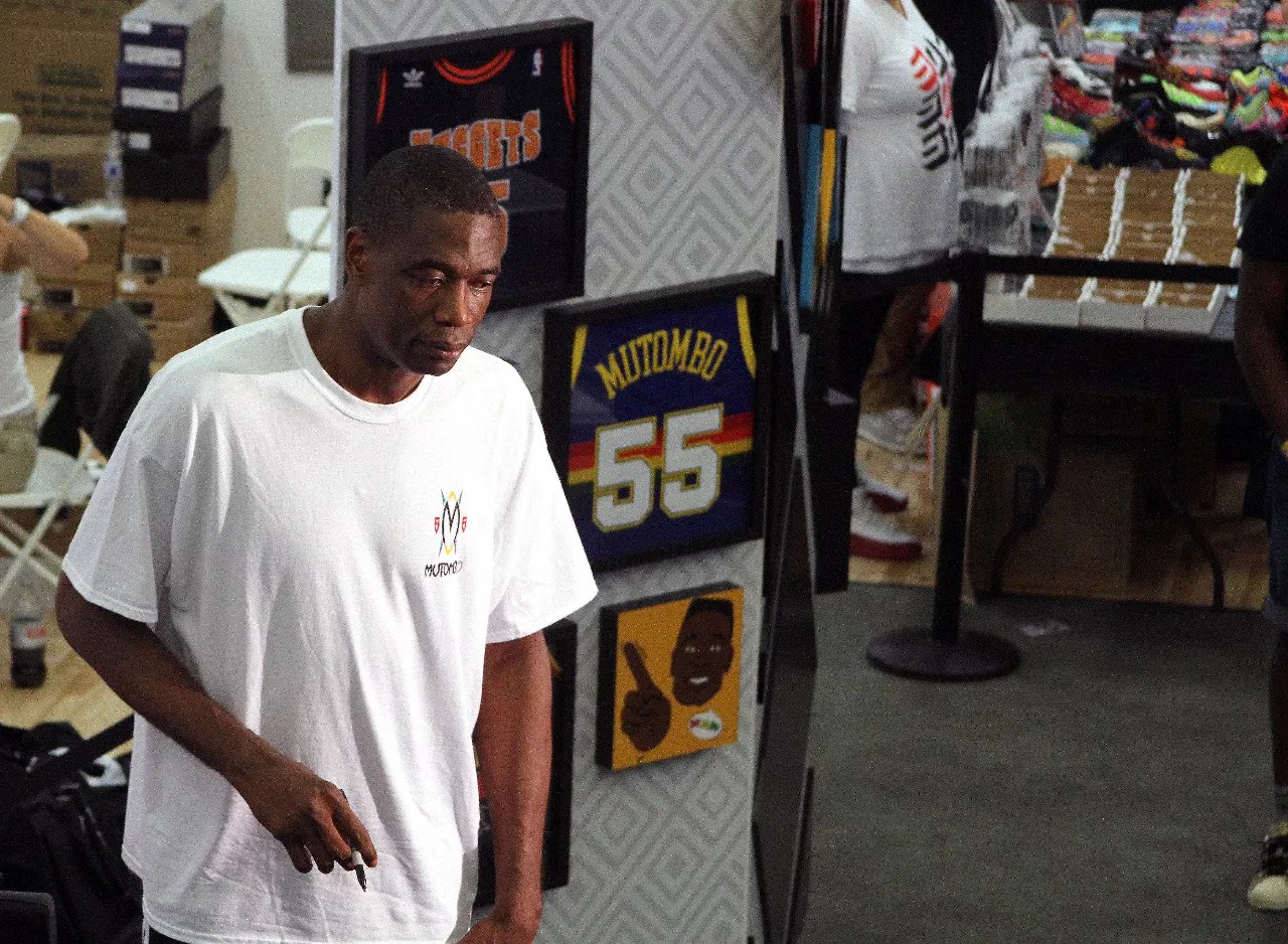 Dikembe Mutombo signs autographs