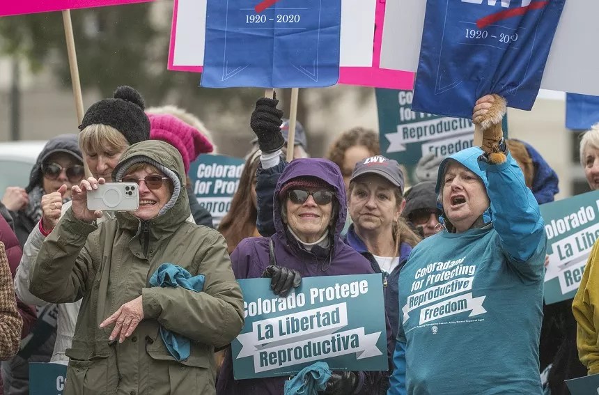 woman rallying for right to abortion