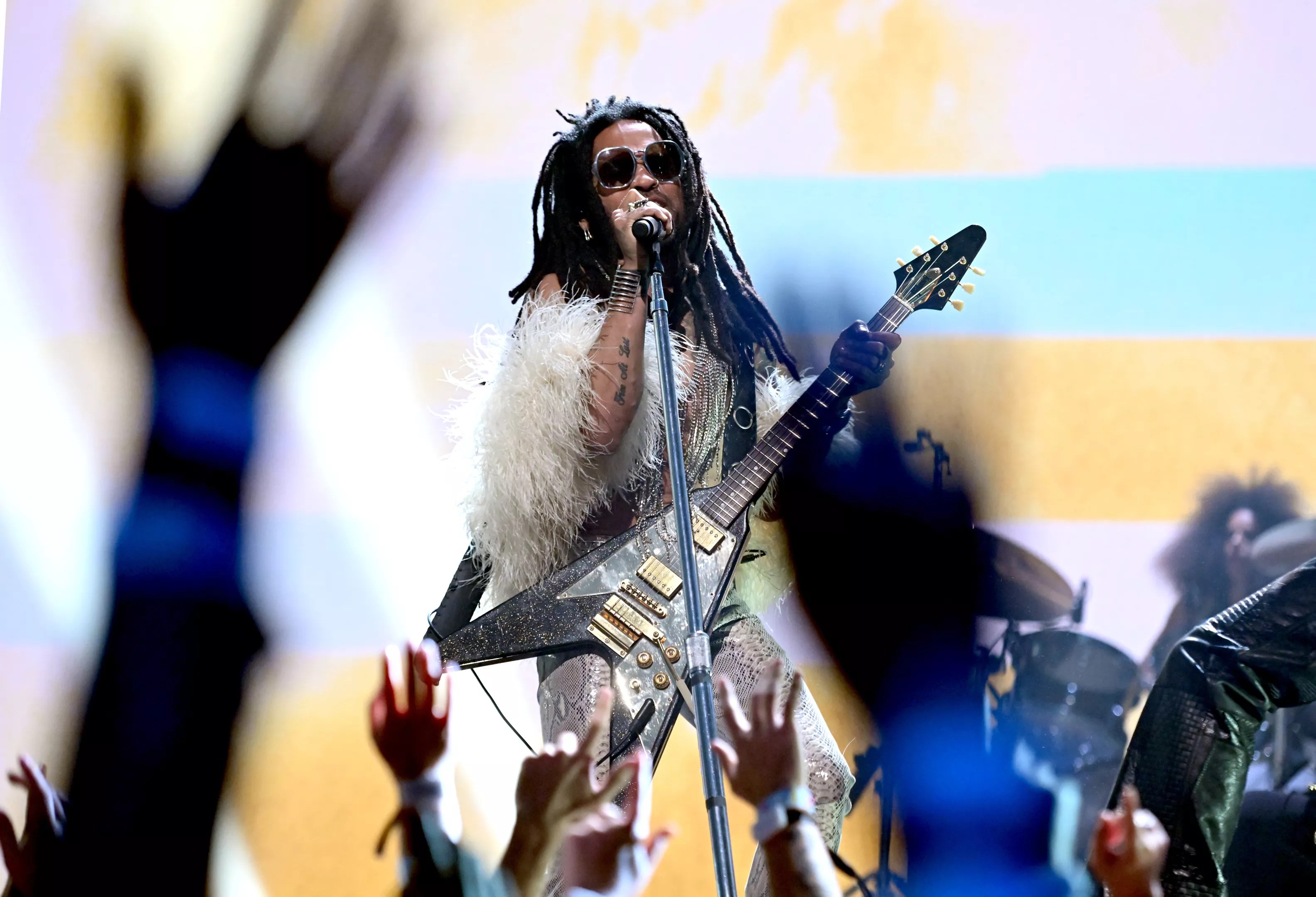 lenny kravitz performing
