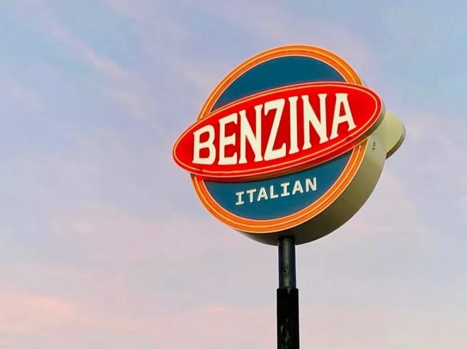 blue and red "benzina" sign