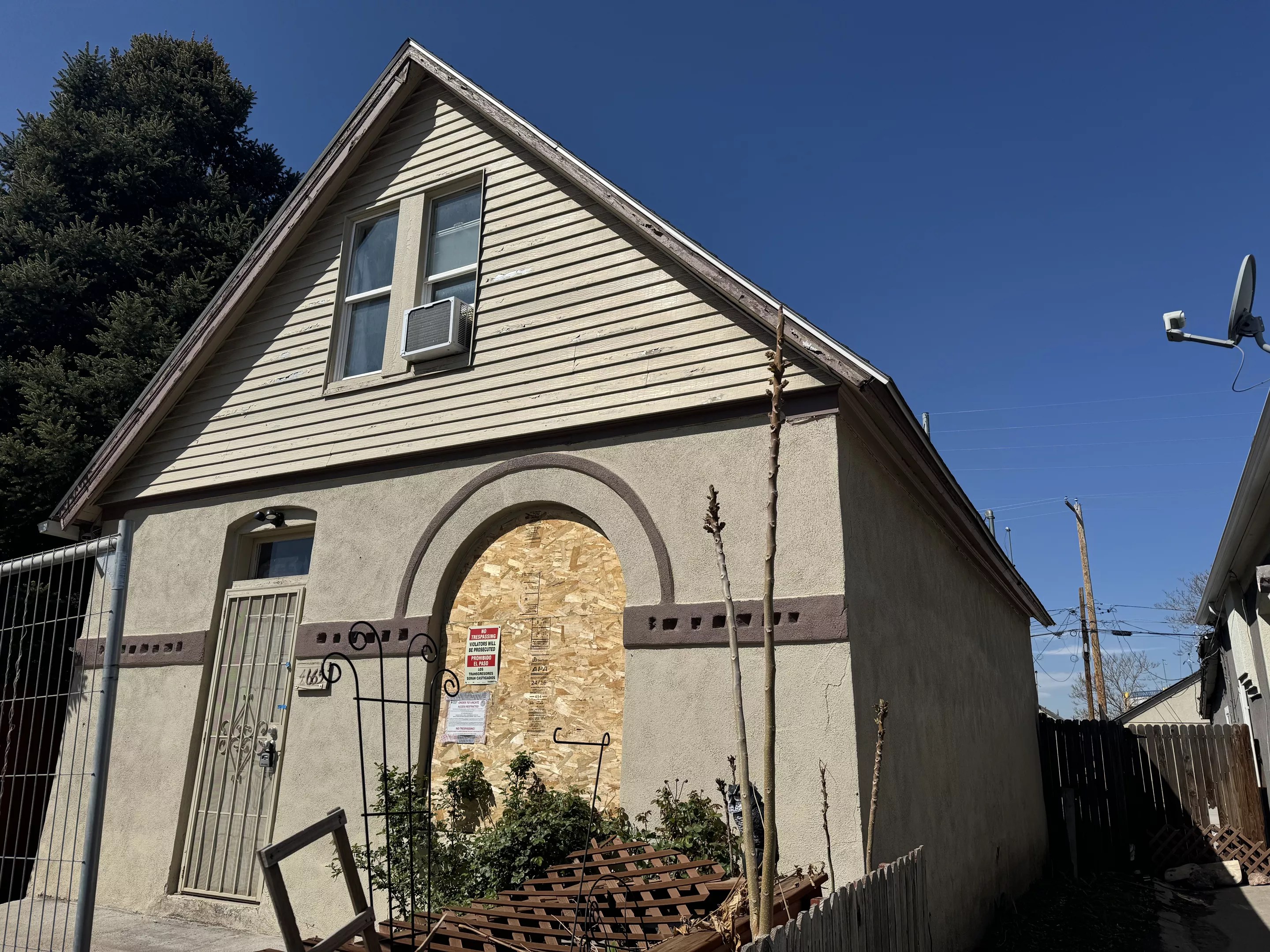 boarded up vacant home in denver
