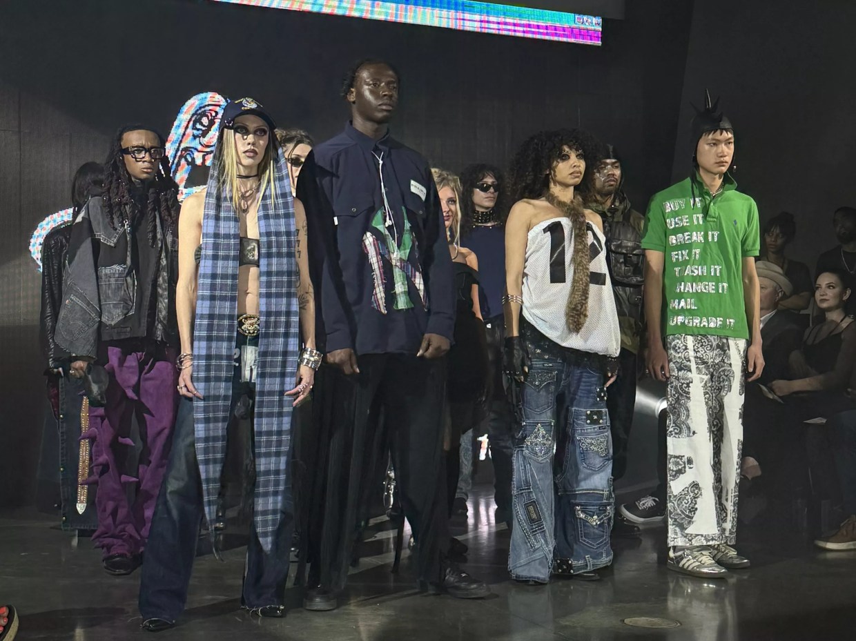 Models stand next to each other in a dark room