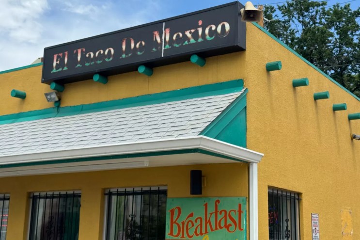 El Taco de Mexico outside of a restaurant